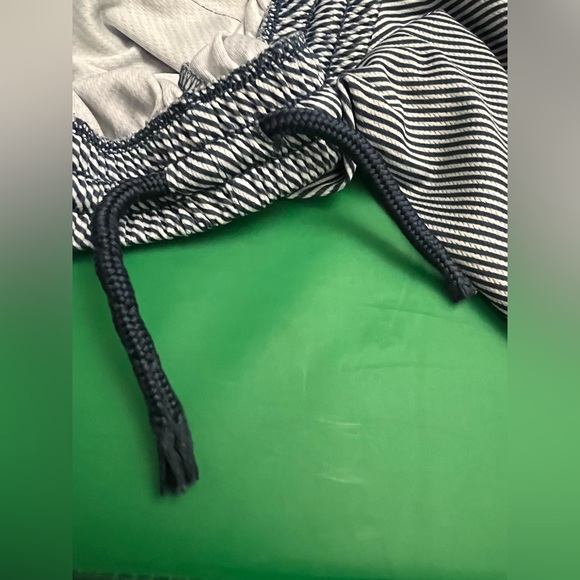 Nike SB shorts boys size small, navy blue and white stripes - Picture 5 of 5